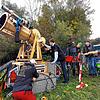 Auf einem Anhänger steht ihr riesiges mobiles Teleskop. Mitglieder Astronomischen Jugendvereinigung Bodensee prüfen ihre Konstruktion. ...