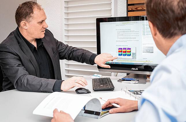 Stefan Zink (links) erklärt Nutzen und Anwendungen der Software seines Unternehmens Zink Operative Software, die Handwerksbetrieben im ...