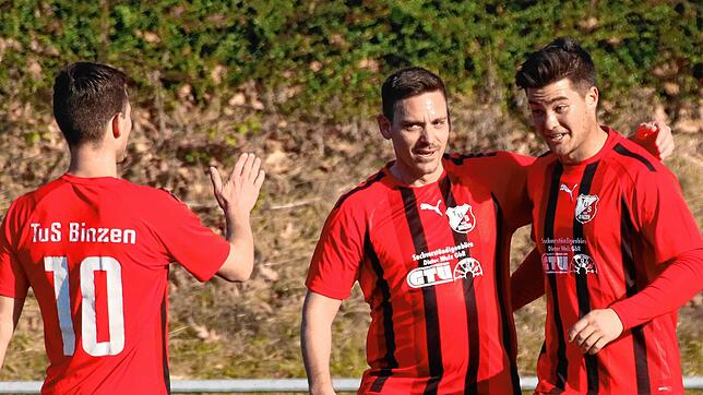 Oben angekommen: Die Spieler des TuS Binzen grüßen nach dem 6:0 gegen den SV Schopfheim von der Tabellenspitze.