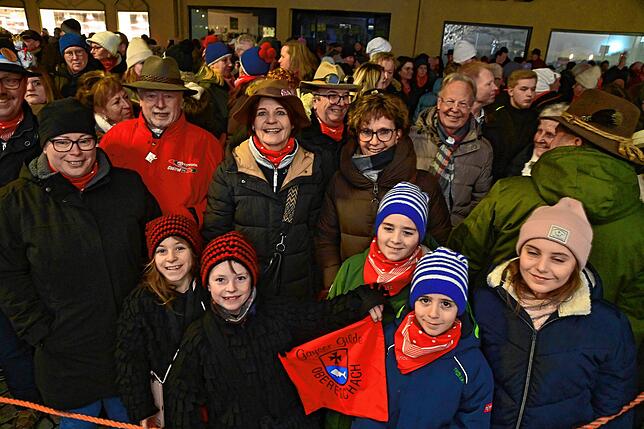 Mehr als tausend Besucher verfolgen die traditionelle Fastnachtseröffnung am Narrenbrunnen.