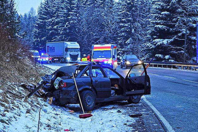 Das Heck des Audi ist massiv demoliert.