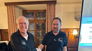 Vorsitzender Jürgen Kraft (rechts) übergibt Bernd Storz Ehrenurkunde, Ehrennadel und Präsent für 40 Jahr Mitgliedschaft im DARC. Foto: ...