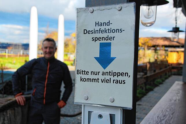 Daniel Märkl vor dem Biergarten des Ziegelhofstübles. Rechts die Hygienestation, die im vergangenen Sommer zum Einsatz kam.