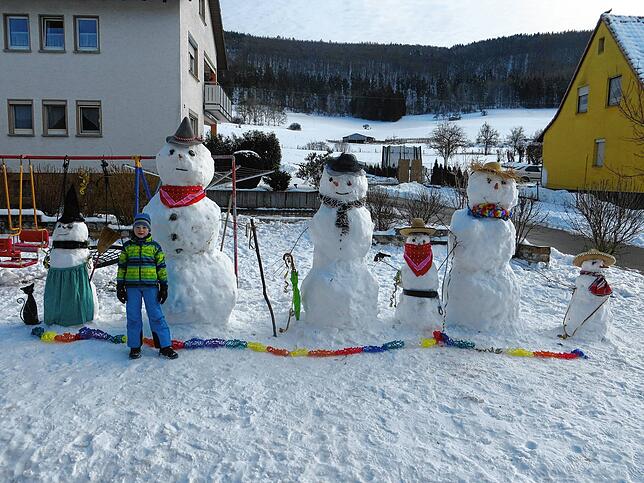 Diese närrische Schneefamilie ist in der Gutmadinger Waldstraße zuhause. Leon Weber freut sich über die prächtigen Kunstobjekte.