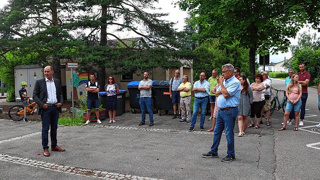 Oberbürgermeister Bernd Häusler (links) erläutert bei seinem Wahlkampftermin in Beuren an der Aach, dass der Bereich vor der Schule und ...