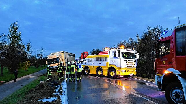 Die Bergung des Lastwagens gestaltete sich schwierig, da er leicht schräg an der Bankettböschung stand und die Gefahr des Umkippens bestand.