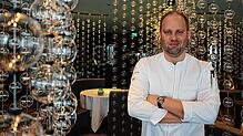 Im März 2021 haben Manuel Ulrich und sein Team vom &bdquo;Ösch Noir&ldquo; den zweiten Michelin-Stern erhalten. Jetzt gibt es ein ...