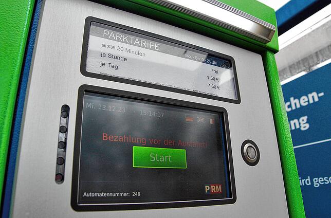 Vor der Ausfahrt müssen Parkkunden hier ihr Kennzeichen eingeben. Der Automat berechnet dann die Gebühr.