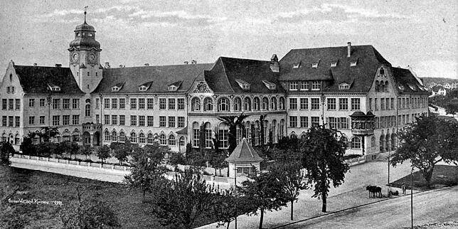Acht Jahre nach der Eröffnung hatte sich das Umfeld der Volksschule Petershausen schon leicht verändert, unter anderem waren Bäume ...