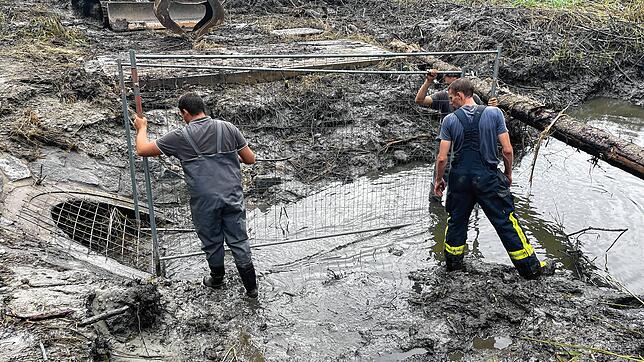 Dieses Ablaufrohr war verstopft und stand rund drei Meter unter Wasser.