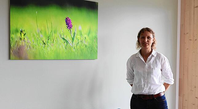 Judith Lohwasser vor einem ihrer Fotos, die die Räume des neuen Eltern-Kind-Haus des neurologischen Krankenhauses und ...