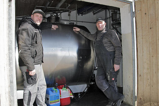 Daniel und Jürgen Kaltenbach (von links) zeigen den Milchtank ihres Hofes. Ein 150 000 Euro teurer Melkroboter füllt den Tank ...
