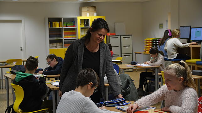 Karin Broszat, Leiterin der Realschule Überlingen, spricht hier mit dem jüngsten Jahrgang der Schulwechsler an ihrer Schule. Die Schüler ...