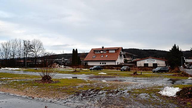 Im Lauf der ersten Februar-Woche geht es los: Auf dem ehemaligen Auffangparkplatz in Bodman entsteht der Penny-Markt. Bild: Ramona Löffler