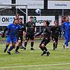 Die SG Mönchweiler/Peterzell (schwarze Trikots) und die Sportfreunde Schönenbach lieferten sich in der Kreisliga A 1 ein Spiel mit ...