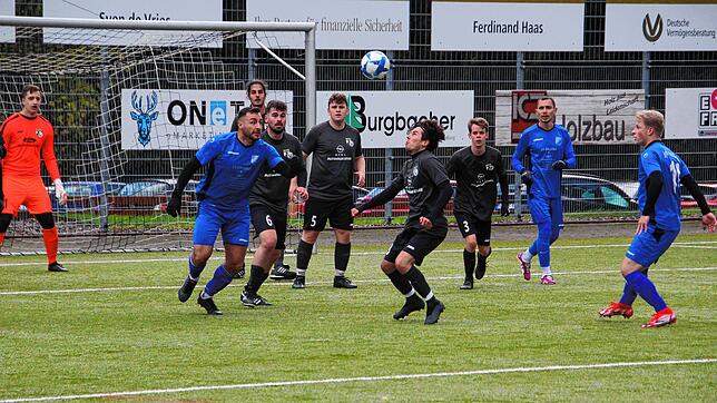 Die SG Mönchweiler/Peterzell (schwarze Trikots) und die Sportfreunde Schönenbach lieferten sich in der Kreisliga A 1 ein Spiel mit ...