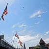 (Archivbild) Die Fahnen auf der Alten Rheinbrücke in Konstanz: Auch die Flagge der USA (links) ist gehisst. Dort wurde Donald Trump am ...