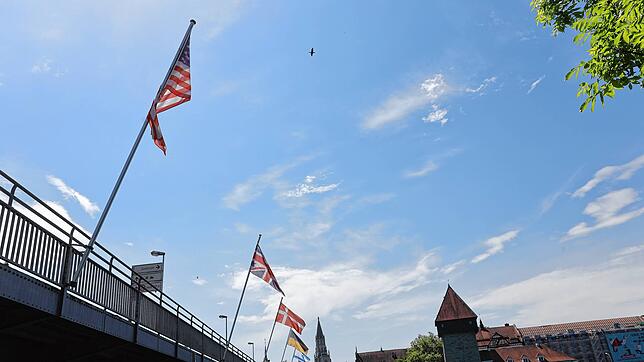 (Archivbild) Die Fahnen auf der Alten Rheinbrücke in Konstanz: Auch die Flagge der USA (links) ist gehisst. Dort wurde Donald Trump am ...