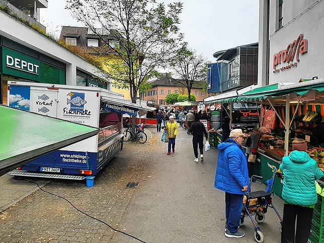 Viel Laufkundschaft, zufriedene Händler: Der einmalige Umzug des Wochenmarktes in die Hauptstraße im November kam bei Kunden und ...