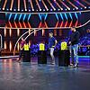 Die vertrackte Aufgabe mit den Tennisbällen: Daniel Burkhard (dritter von rechts) in der RTL-Sendung „Stefan und Bully gegen irgendson ...