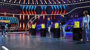 Die vertrackte Aufgabe mit den Tennisbällen: Daniel Burkhard (dritter von rechts) in der RTL-Sendung „Stefan und Bully gegen irgendson ...