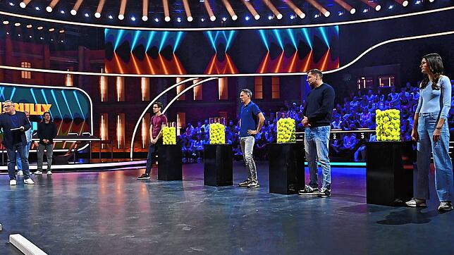 Die vertrackte Aufgabe mit den Tennisbällen: Daniel Burkhard (dritter von rechts) in der RTL-Sendung „Stefan und Bully gegen irgendson ...