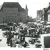 Der Wochenmarkt auf dem Marktplatz um 1950.