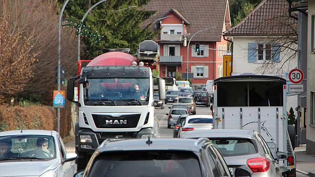 Die B&nbsp;33/Ravensburger Straße ist eine der am stärksten befahrenen Ortsdurchfahrten im Bodenseekreis. Auf eine Anfrage der SPD im ...