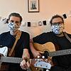 Das sind die Zwei, die Corona und die fehlenden Fasnet-Höhepunkte als Duo besingen. Die beiden Akteure sind waschechte Villinger Narren. ...