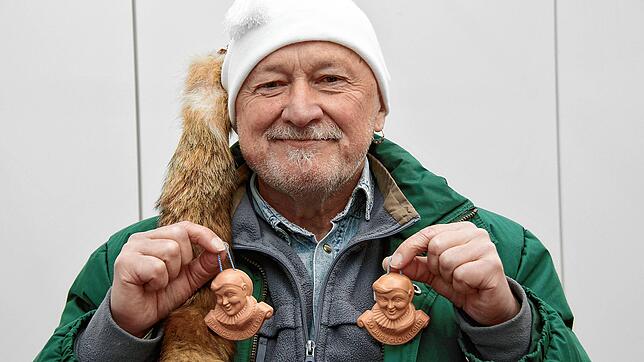 Bernhard Dreher liebt die Villinger Fasnet, deshalb ist es ihm auch ein Anliegen, dass auf dem diesjährigen Umzugsabzeichen nicht ein ...