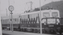 So hat sich der Anblick am Immendinger Bahnhof verändert: der erste Elektrozug 1977 und die Schwarzwaldbahn heute.