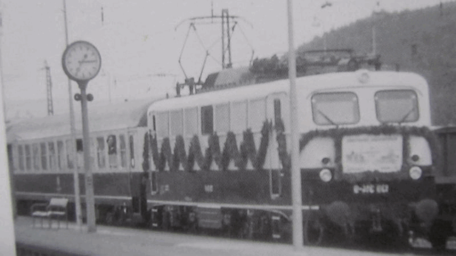 So hat sich der Anblick am Immendinger Bahnhof verändert: der erste Elektrozug 1977 und die Schwarzwaldbahn heute.