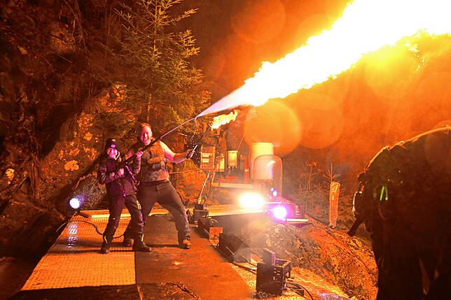 Bild 3: Wie ein Feuerkünstler den Triberger Wasserfall in ein Flammenmeer verwandelt