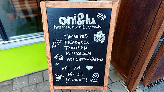 Macarons, Frühstück, Törtchen, Mittagessen, Kaffeespezialitäten: So wirbt das Brunch-Café vor dem Eingang.