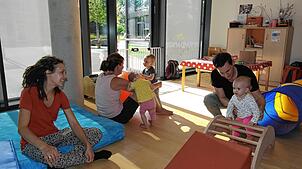 Hier haben Ein- bis Zweijährige Spaß: Theresa Roth (links) und Michael Burmeister freuen sich über den Kontakt, den ihre Kinder zu ...