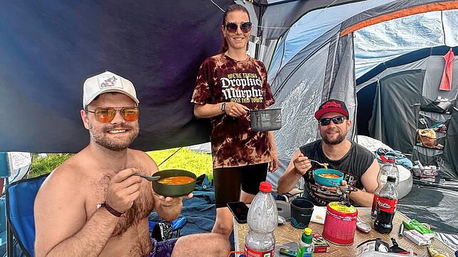 Sascha Buffi (37), Hannah Störk (39) und Matthias Sill (45) lassen sich Penne aus der Dose schmecken.