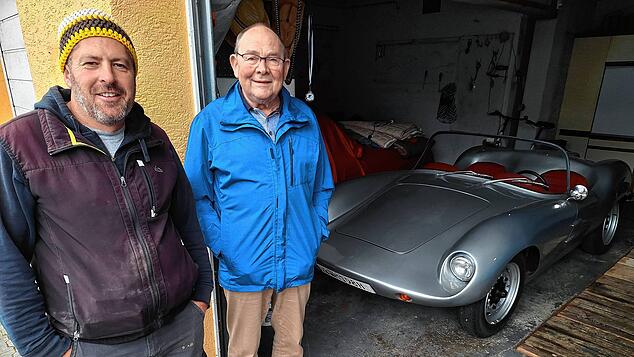 Wiedervereinigung: Herbert Stengele aus Bermatingen (rechts) hatte den Devin einst 1967 mit seinem Bruder als Bausatz gekauft, Patrick ...