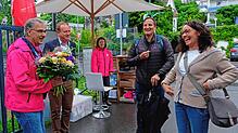 Geschäftsführer Roland Leitner und Überlingens OB Jan Zeitler (von links) gratulierten Lucia Kappler aus Wangen im Allgäu, die mit ihrem ...