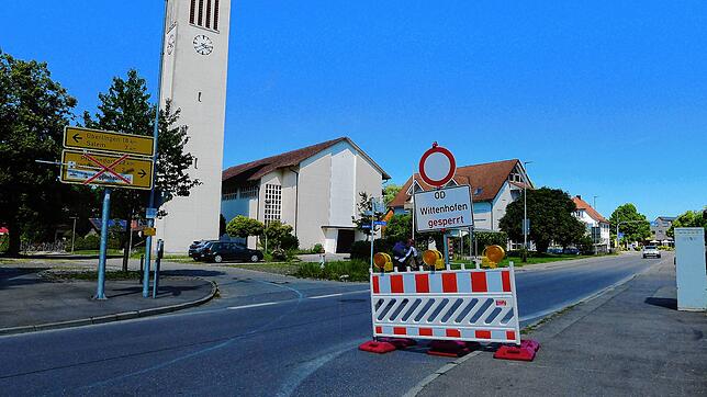 In Untersiggingen, bei der Pfarrkirche Maria Königin, beginnt die Sperrung der Landesstraße 204 in Richtung Wittenhofen. Die ...