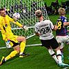Japans Takuma Asano trifft gegen Deutschlands Nico Schlotterbeck und Deutschlands Torwart Manuel Neuer zum 1-2.
