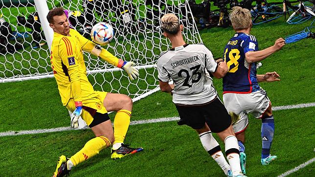 Japans Takuma Asano trifft gegen Deutschlands Nico Schlotterbeck und Deutschlands Torwart Manuel Neuer zum 1-2.