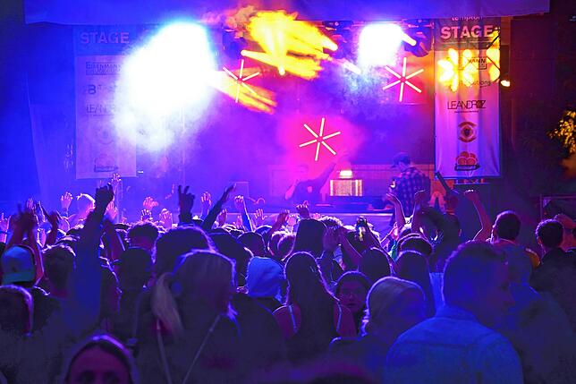 Im Stadtgarten sorgten drei DJs für Clubatmosphäre unter freiem Himmel.
