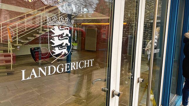 Vor dem Landgericht in Konstanz muss sich ein 62-Jähriger verantworten, der Nachbarn mit Messer und Schreckschusspistole angegriffen hat.