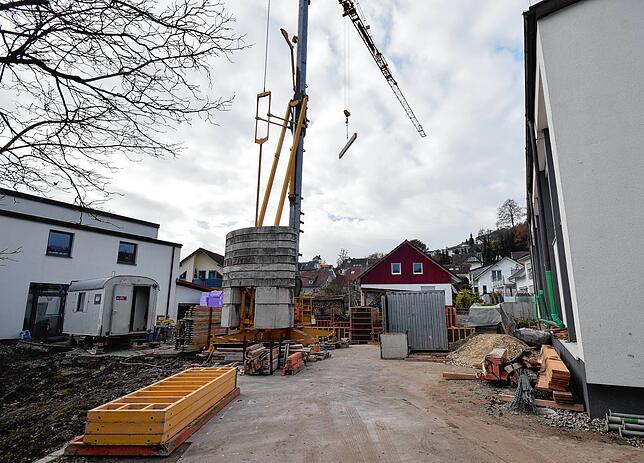 Der Anbau eines Gymnastikraums an die Turnhalle bei der Sernatingenschule in Ludwigshafen hat begonnen. Das Foto ist durch den Bauzaun ...