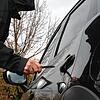 (Symbolbild) Der Angeklagte zerkratzte nicht nur mehrere Autos mit einem Messer, sondern brachte auch einen GPS-Tracker an das Auto des ...