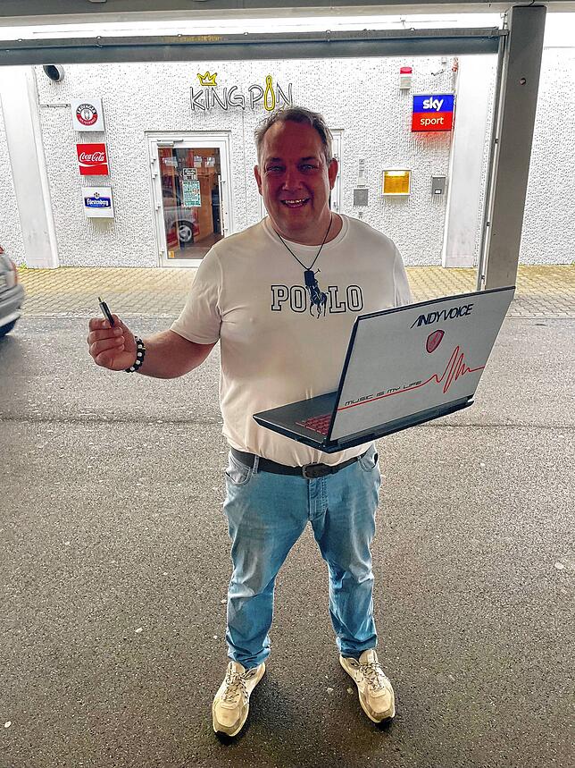 2022: Andreas Gantert vor dem Eingang der ehemaligen Diskothek Funworld, in dem sich heute ein Bowlingcenter befindet. Auch heute legt ...