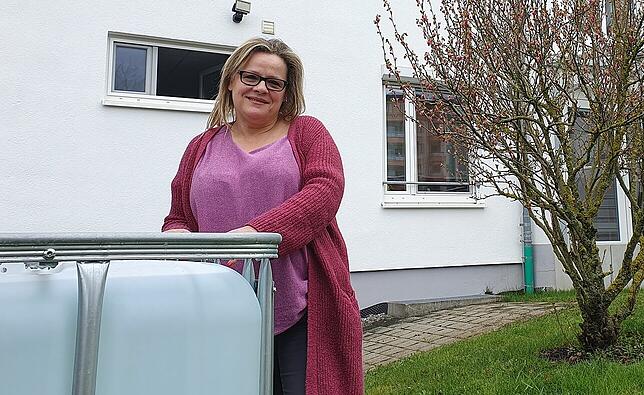 Maria Noce zeigt zwei von mehreren Tanks, welche die Feuerwehr am Hospiz aufgebuat hat.