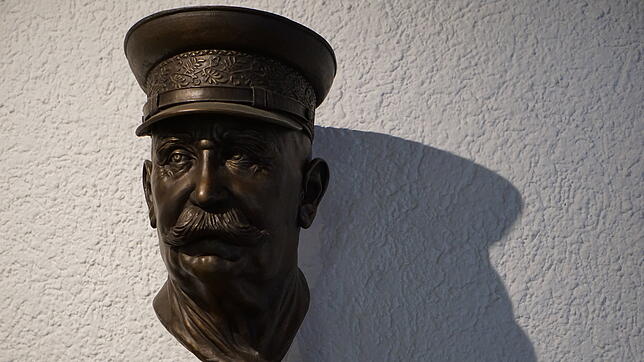 Büste des Luftschiffpioniers Graf Ferdinand von Zeppelin