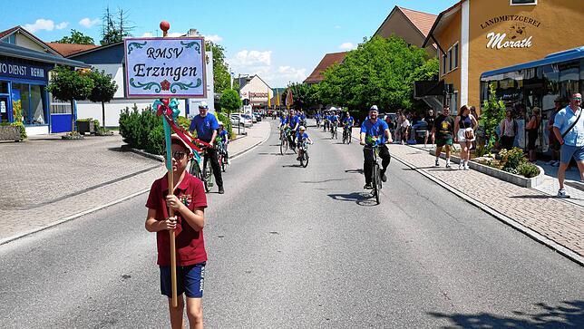 Bild 12: Großer Umzug der Musik – und Radsportvereine – hier die besten Einblicke