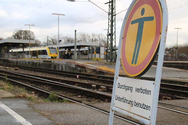 Den Weg über die Gleise darf man nur in Begleitung eines Bahnmitarbeiters nutzen.